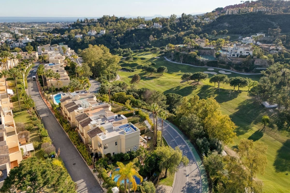 3 soveværelse Byhus til salg i La Quinta med swimmingpool - € 1.100.000 (Ref: 8916235)