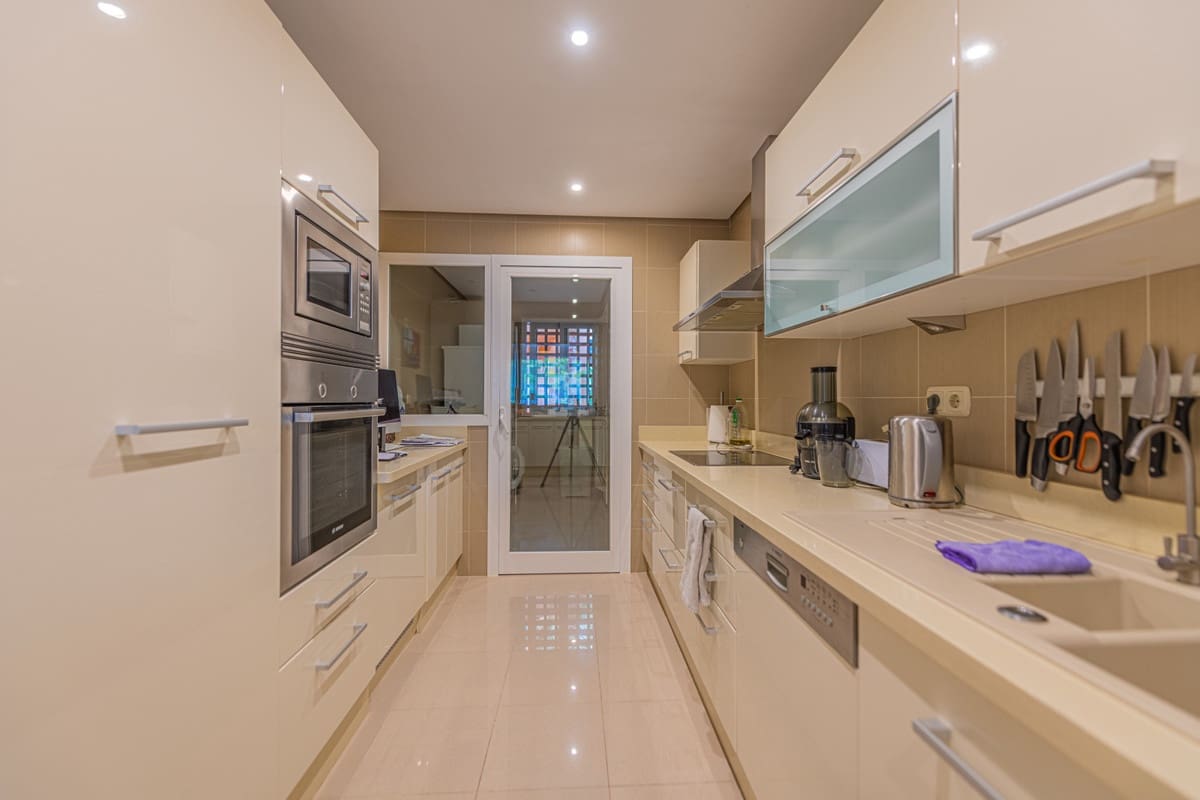 3 soveværelse Lejlighed til salg i Nueva Andalucia med swimmingpool - € 750.000 (Ref: 8930047)