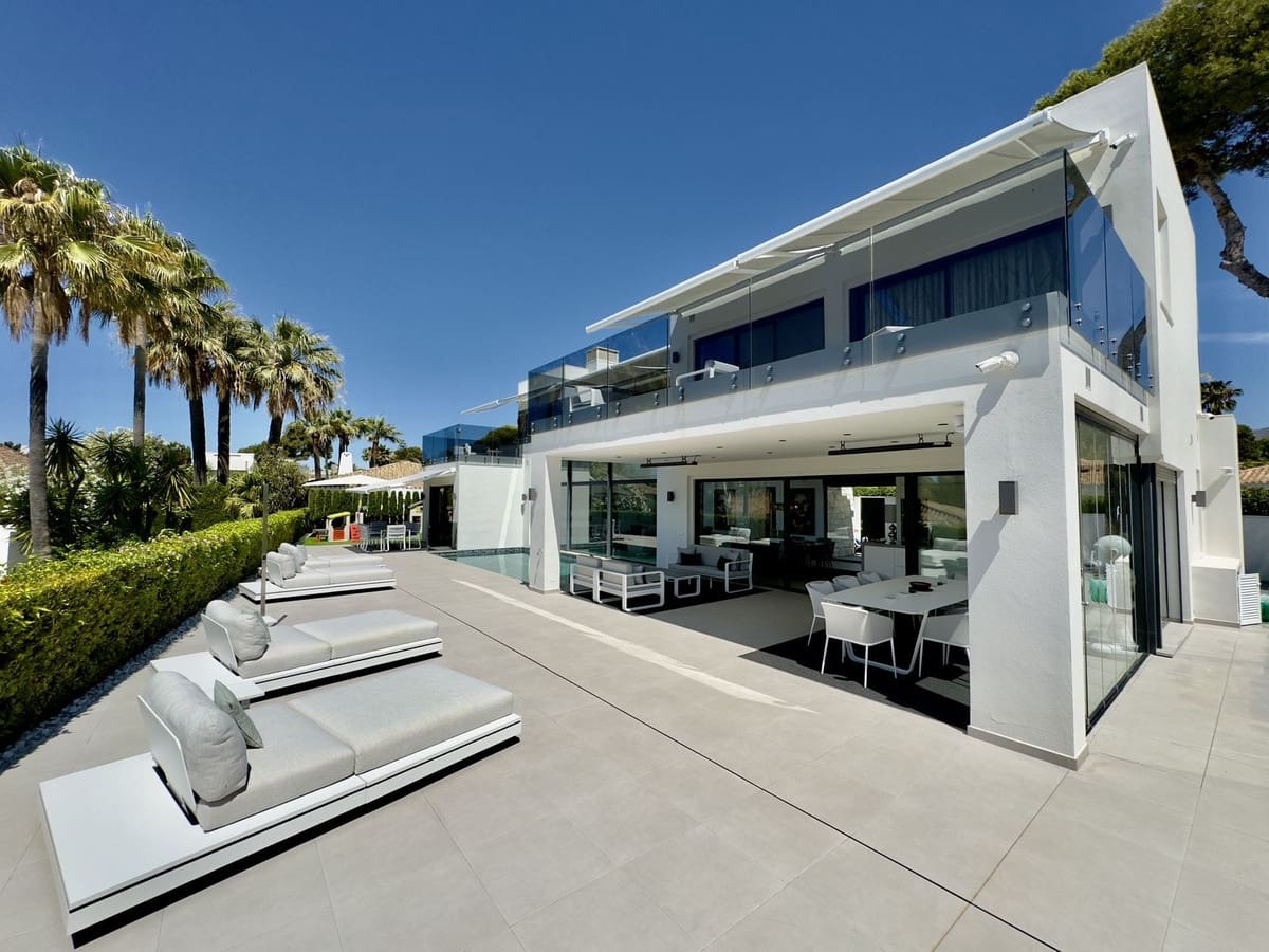 4 soveværelse Villa til salg i Los Monteros med swimmingpool - € 5.400.000 (Ref: 8930066)
