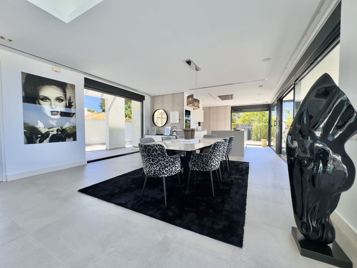 4 soveværelse Villa til salg i Los Monteros med swimmingpool - € 5.400.000 (Ref: 8930066)