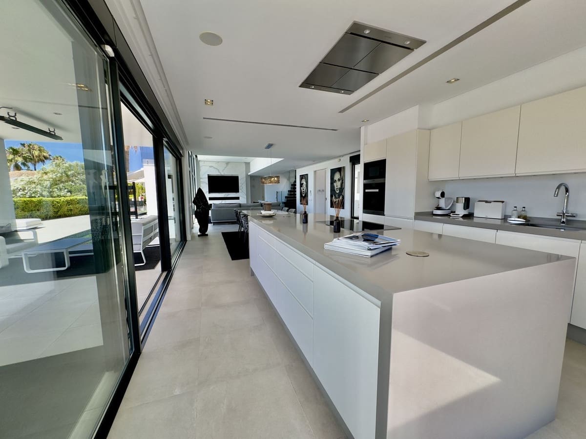 4 soveværelse Villa til salg i Los Monteros med swimmingpool - € 5.400.000 (Ref: 8930066)