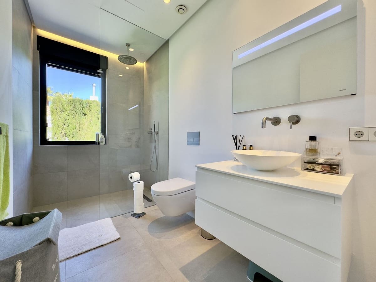 4 soveværelse Villa til salg i Los Monteros med swimmingpool - € 5.400.000 (Ref: 8930066)