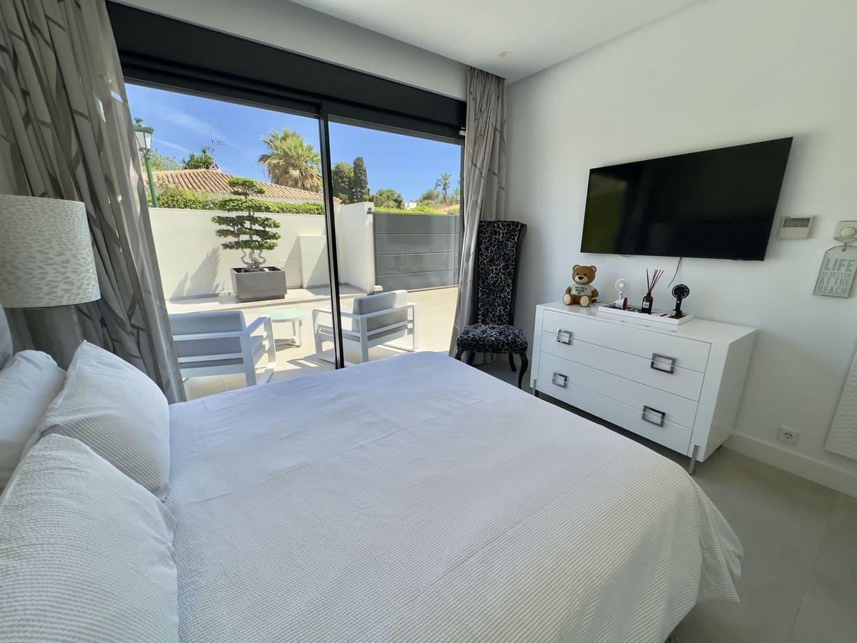 4 soveværelse Villa til salg i Los Monteros med swimmingpool - € 5.400.000 (Ref: 8930066)