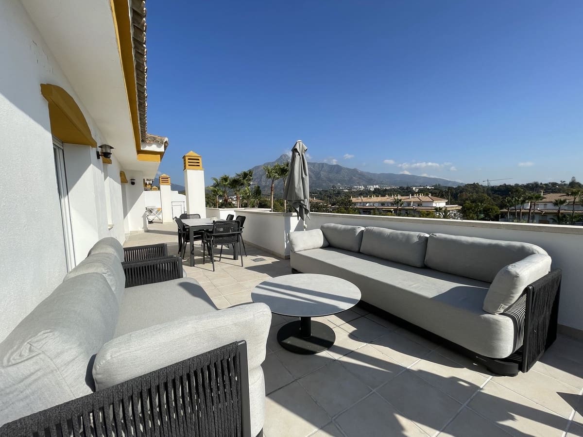 2 soveværelse Penthouse til salg i Nueva Andalucia med swimmingpool - € 550.000 (Ref: 8938950)