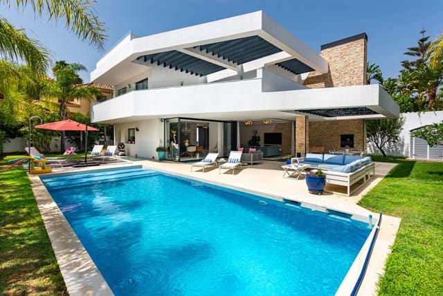 5 soveværelse Villa til salg i Puerto Banus, Marbella med swimmingpool - € 1.994.950 (Ref: 8957854)