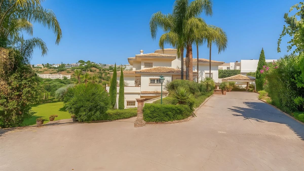 6 soveværelse Villa til salg i Nueva Andalucia med swimmingpool - € 3.500.000 (Ref: 8957855)