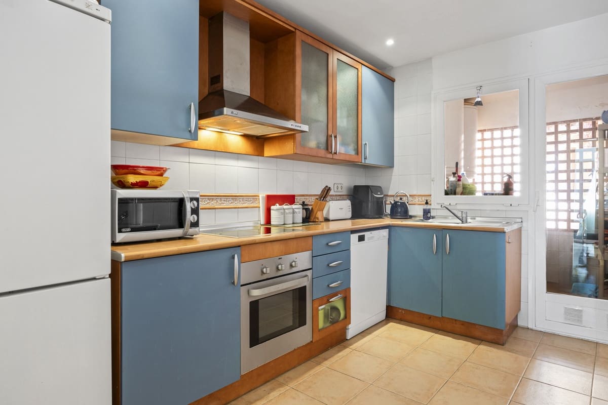 4 bedroom Apartment for sale in Marbella with pool - € 945,000 (Ref: 8957886)