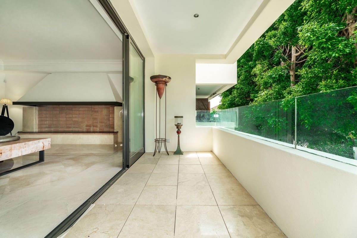 3 soveværelse Lejlighed til salg i Los Monteros med swimmingpool - € 1.195.000 (Ref: 8994773)