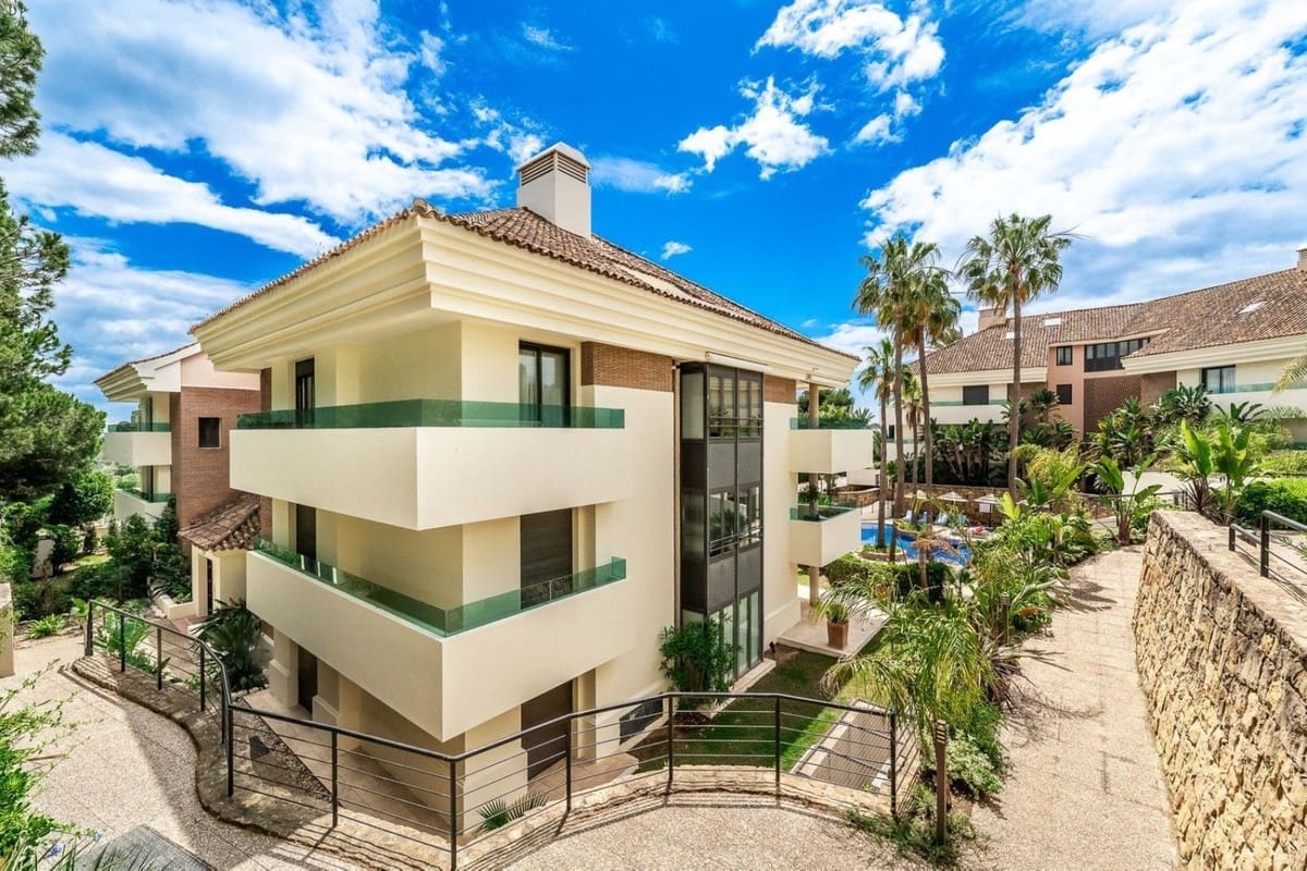 3 soveværelse Lejlighed til salg i Los Monteros med swimmingpool - € 1.195.000 (Ref: 8994773)