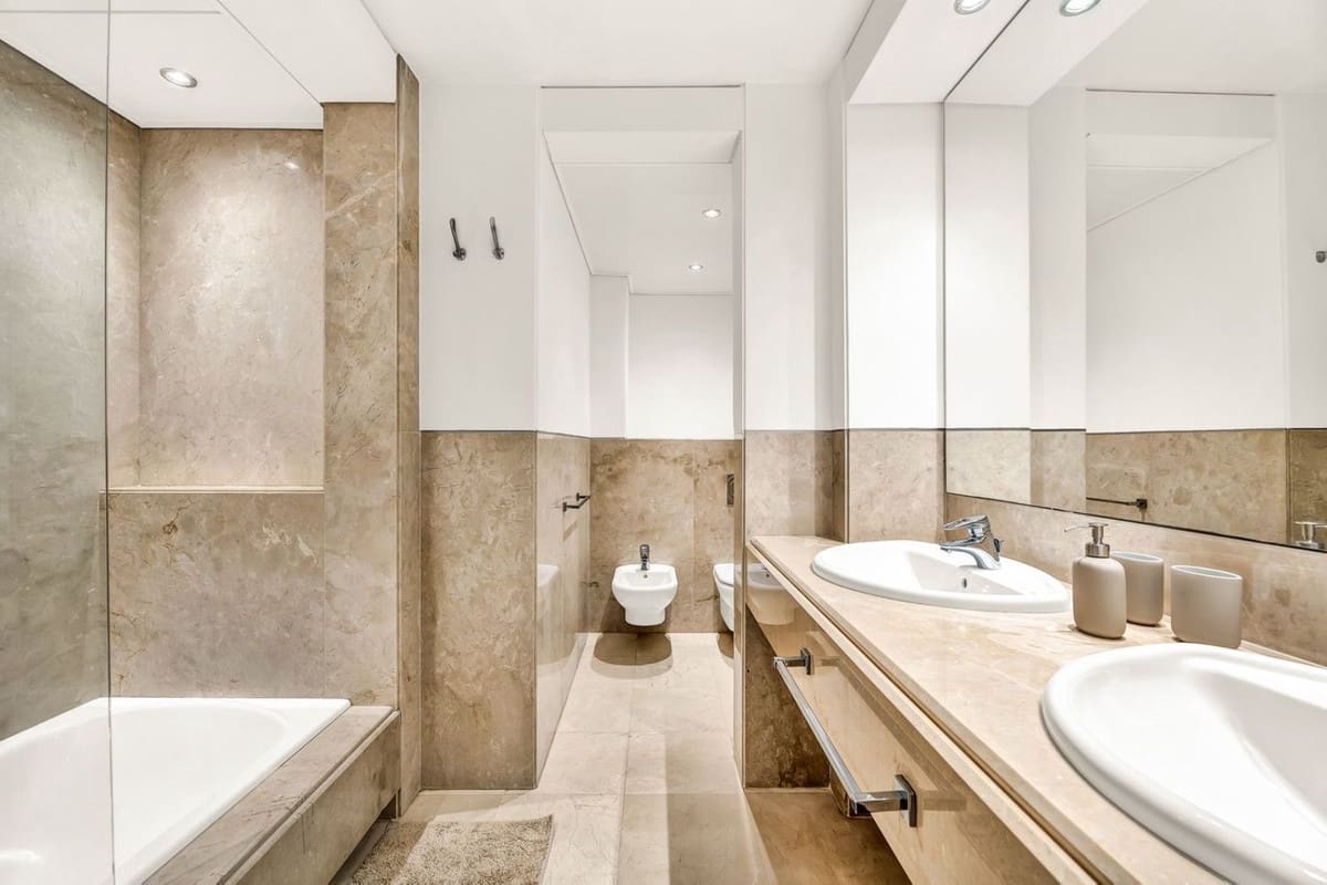 3 soveværelse Lejlighed til salg i Los Monteros med swimmingpool - € 1.195.000 (Ref: 8994773)