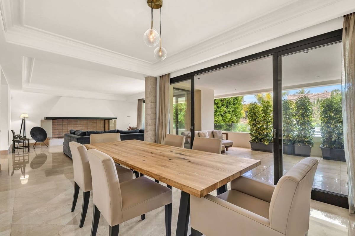 3 soveværelse Lejlighed til salg i Los Monteros med swimmingpool - € 1.195.000 (Ref: 8994773)