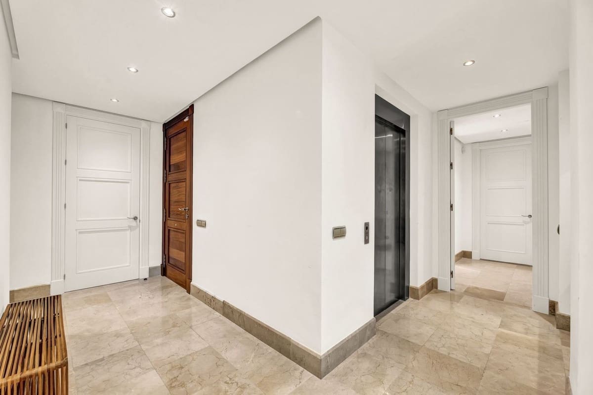 3 soveværelse Lejlighed til salg i Los Monteros med swimmingpool - € 1.195.000 (Ref: 8994773)