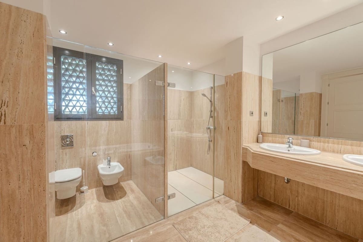 3 soveværelse Lejlighed til salg i Los Monteros med swimmingpool - € 1.195.000 (Ref: 8994773)