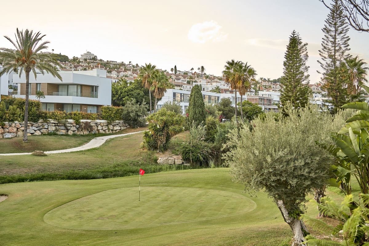 3 soveværelse Byhus til salg i El Paraiso med swimmingpool - € 549.000 (Ref: 8994782)