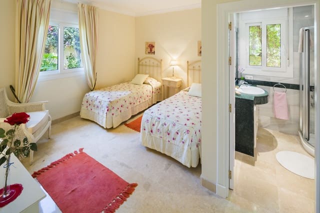 4 sypialnia Willa na sprzedaż w Elviria, Marbella z basenem - 2 440 000 € (Ref: 8994798)