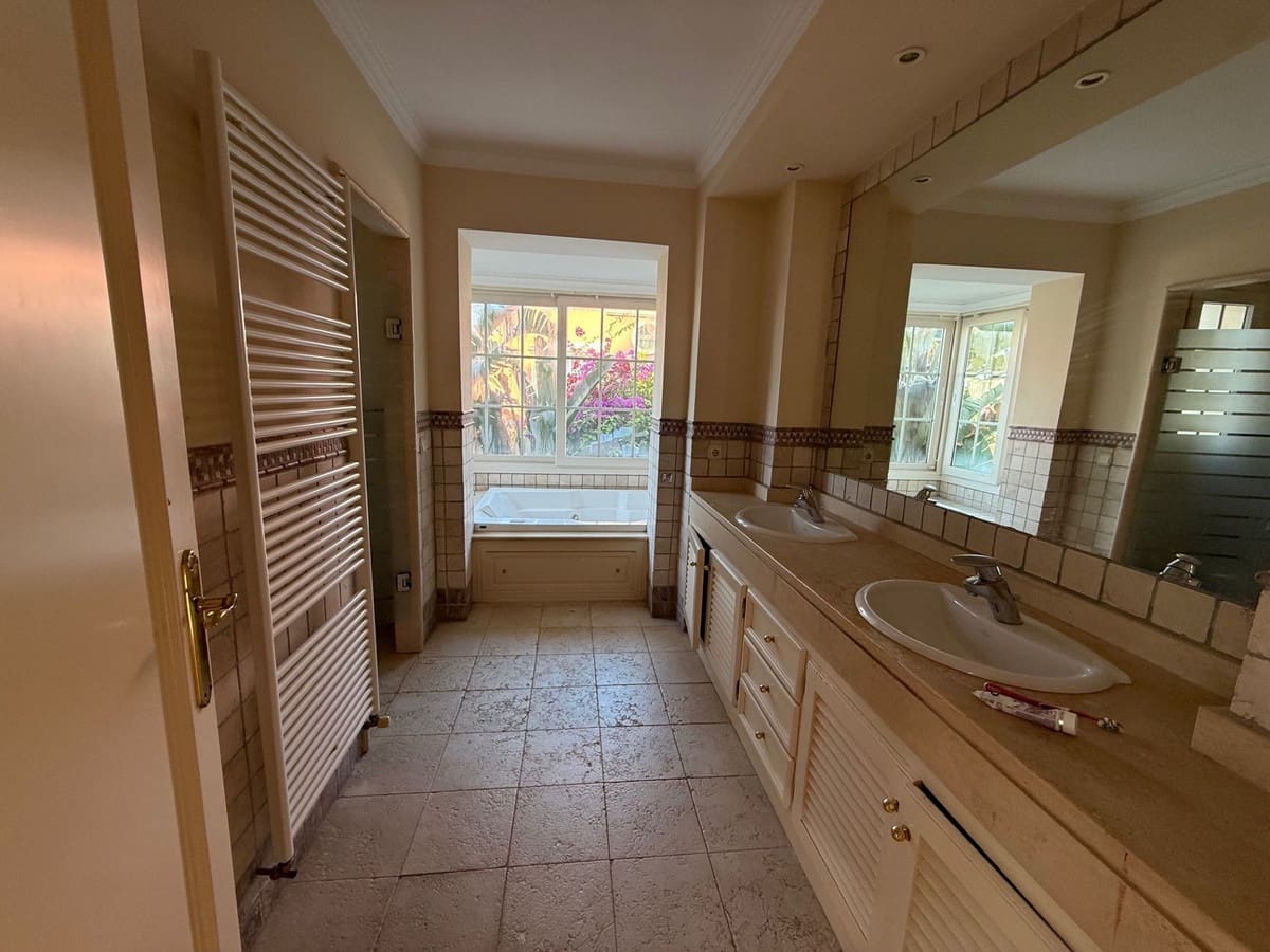 5 soveværelse Villa til salg i Puerto Banus med swimmingpool - € 1.800.000 (Ref: 8994801)