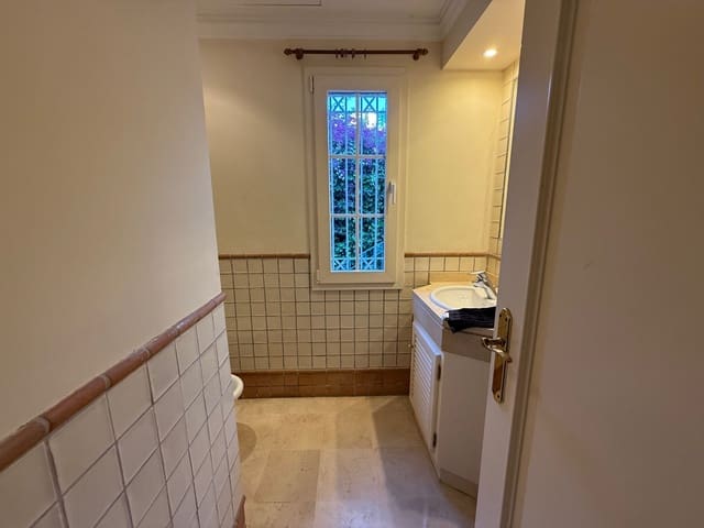 5 sypialnia Willa na sprzedaż w Puerto Banus, Marbella z basenem - 1 800 000 € (Ref: 8994801)