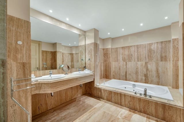 3 bedroom Apartment for sale in Los Monteros, Marbella with pool - € 1,300,000 (Ref: 8994816)