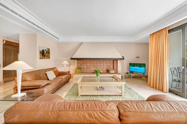 3 bedroom Apartment for sale in Los Monteros, Marbella with pool - € 1,300,000 (Ref: 8994816)