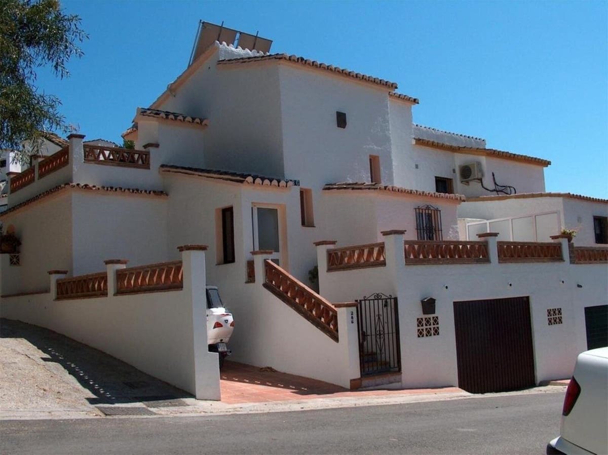 Casa de 4 habitaciones en Calahonda en venta con piscina - 459.000 € (Ref: 8994822)
