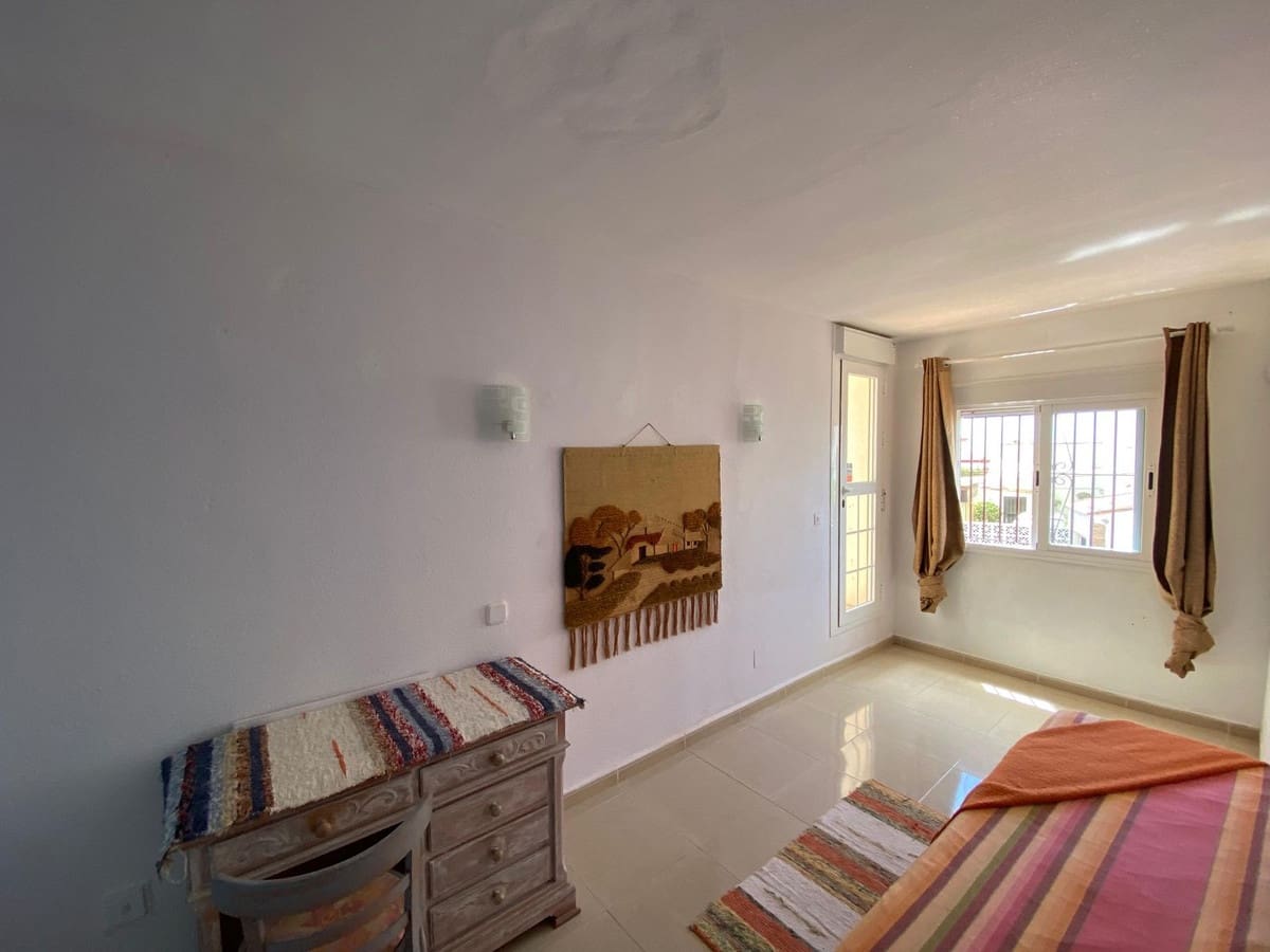 4 bedroom Townhouse for sale in Calahonda with pool - € 459,000 (Ref: 8994822)