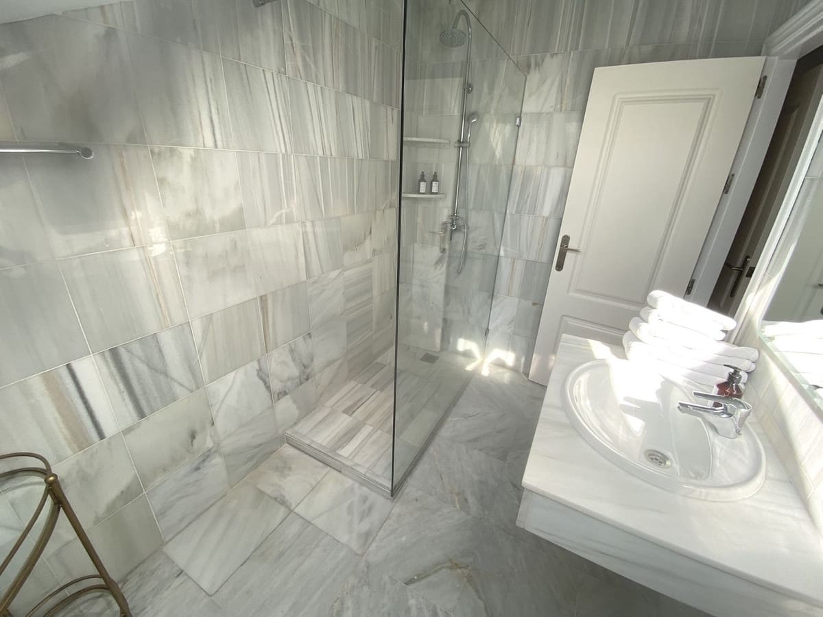 3 bedroom Apartment for sale in Nueva Andalucia with pool - € 599,000 (Ref: 8994824)