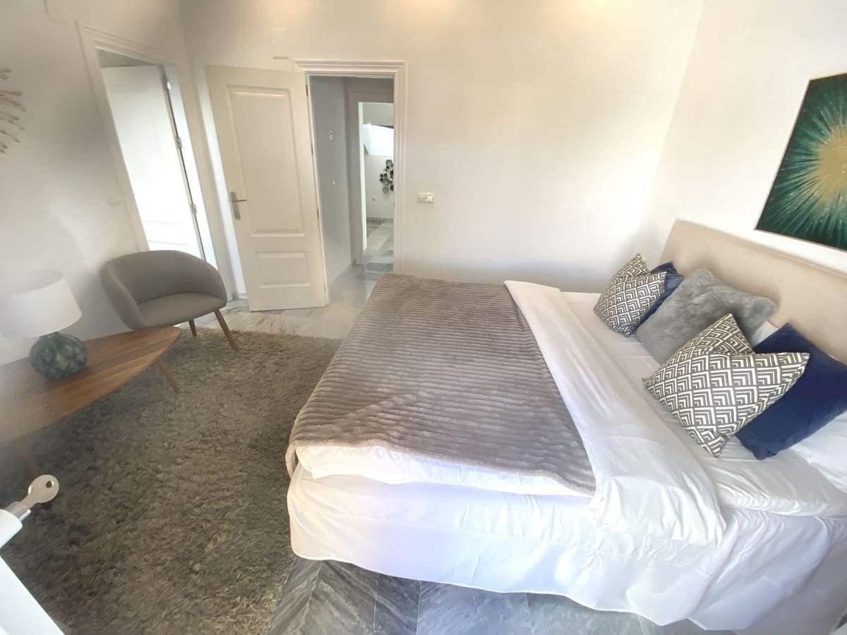3 bedroom Apartment for sale in Nueva Andalucia with pool - € 599,000 (Ref: 8994824)