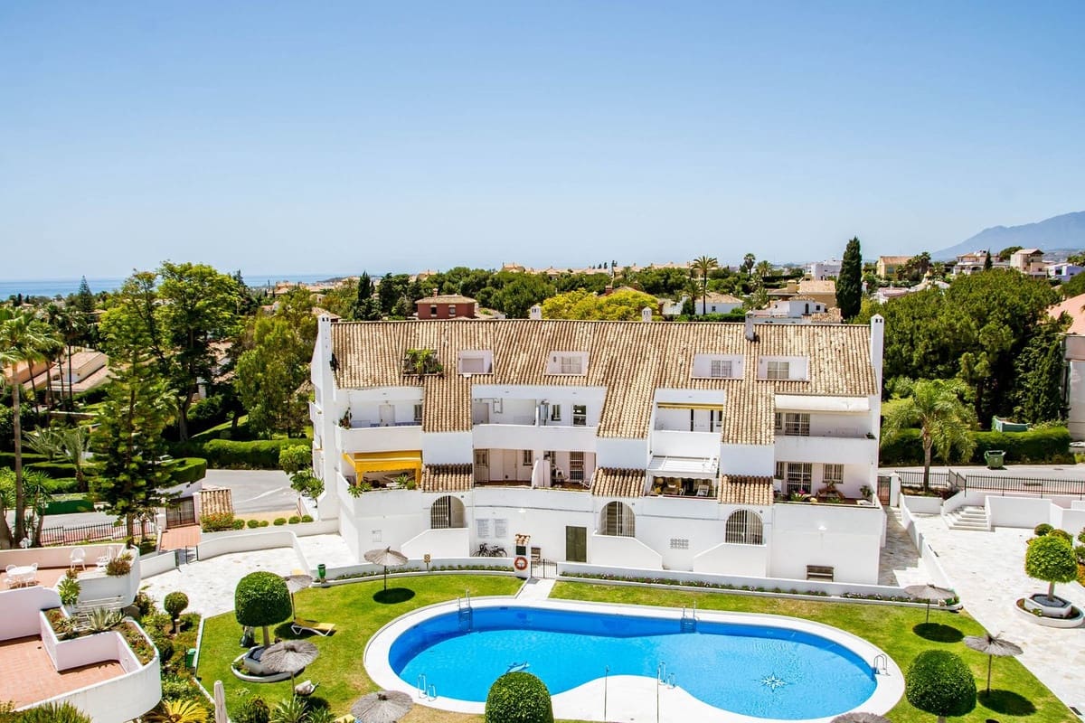 3 bedroom Apartment for sale in Nueva Andalucia with pool - € 599,000 (Ref: 8994824)