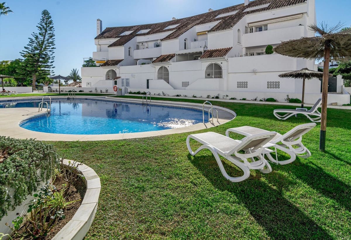 3 bedroom Apartment for sale in Nueva Andalucia with pool - € 599,000 (Ref: 8994824)