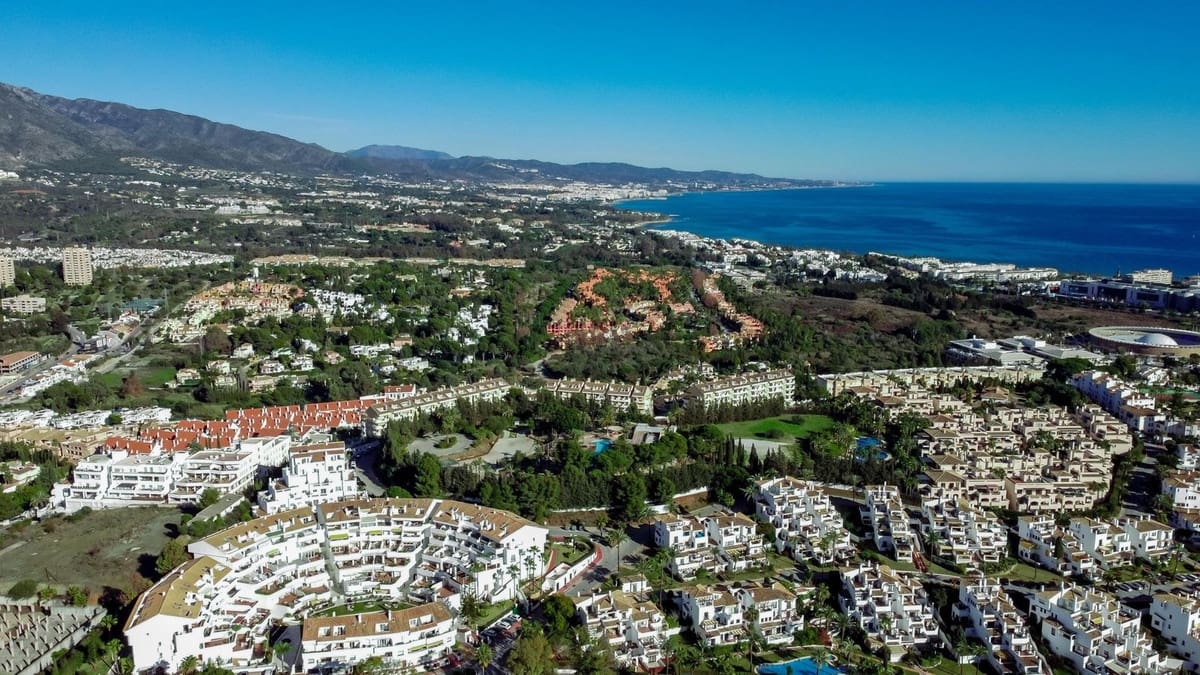 3 bedroom Apartment for sale in Nueva Andalucia with pool - € 599,000 (Ref: 8994824)