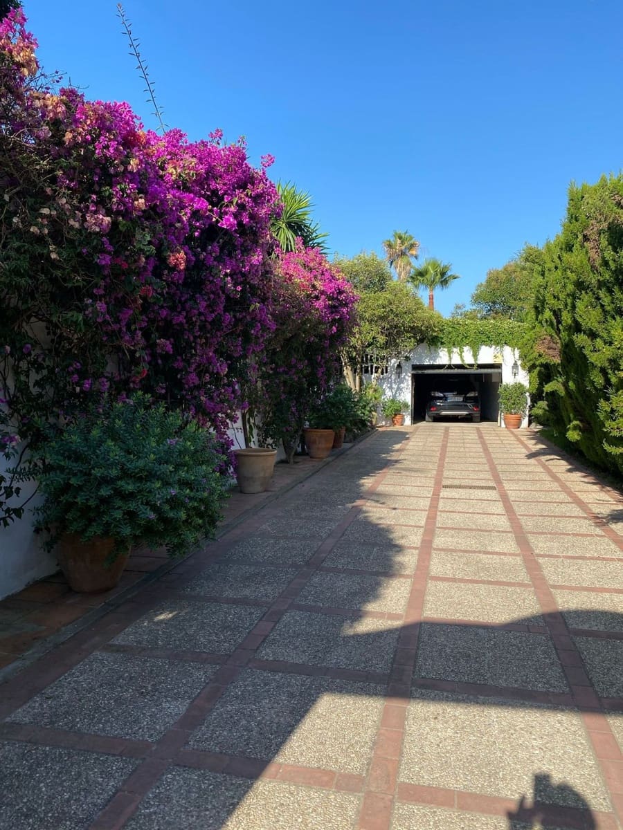 4 bedroom Villa for sale in Guadalmansa with pool - € 2,200,000 (Ref: 9015127)