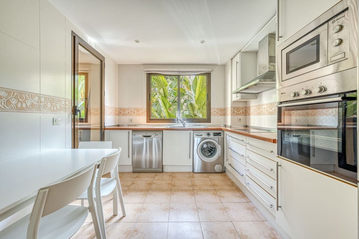 2 bedroom Apartment for sale in Benahavis with pool - € 435,000 (Ref: 9015148)