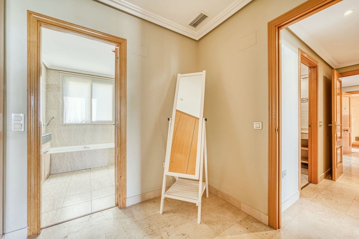 2 bedroom Apartment for sale in Benahavis with pool - € 435,000 (Ref: 9015148)