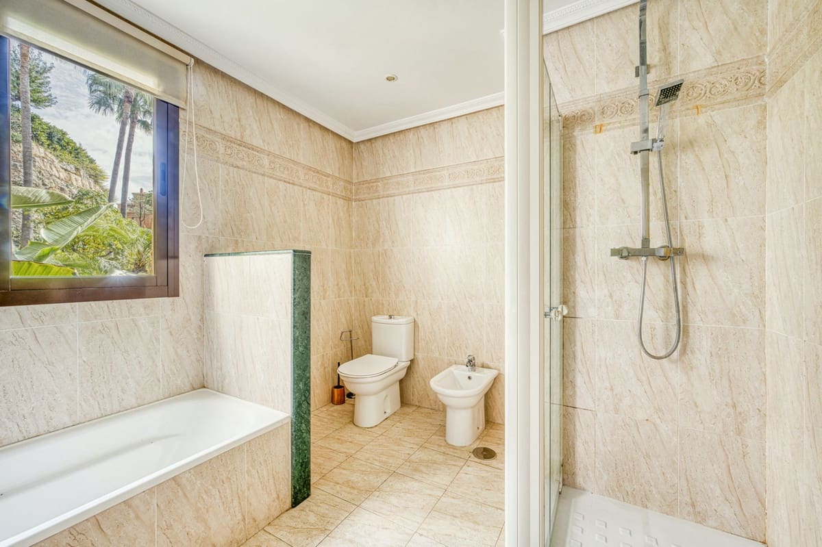 2 bedroom Apartment for sale in Benahavis with pool - € 435,000 (Ref: 9015148)