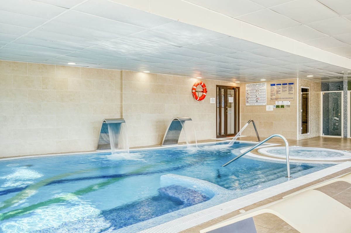2 bedroom Apartment for sale in Benahavis with pool - € 435,000 (Ref: 9015148)