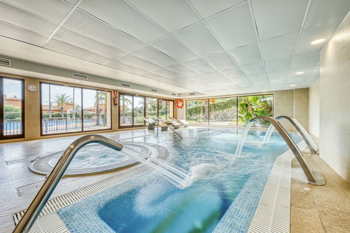 2 bedroom Apartment for sale in Benahavis with pool - € 435,000 (Ref: 9015148)