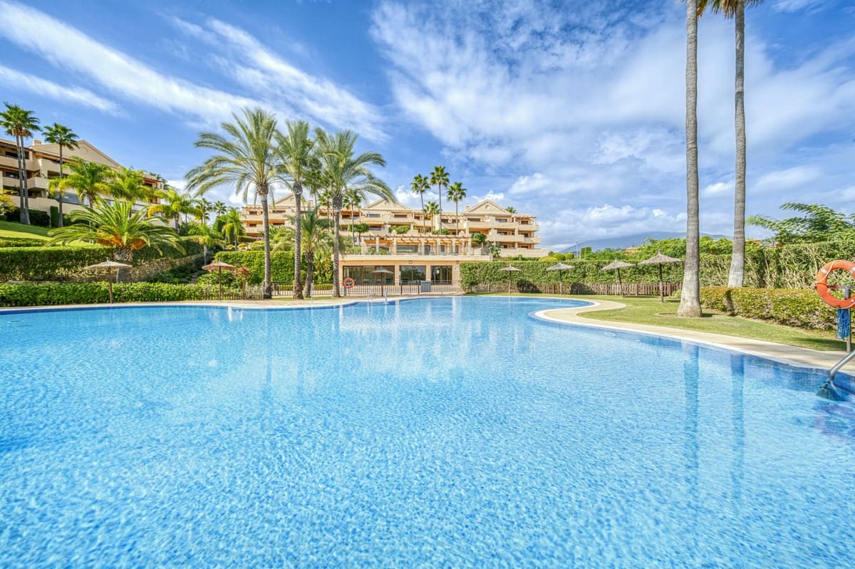 2 bedroom Apartment for sale in Benahavis with pool - € 435,000 (Ref: 9015148)