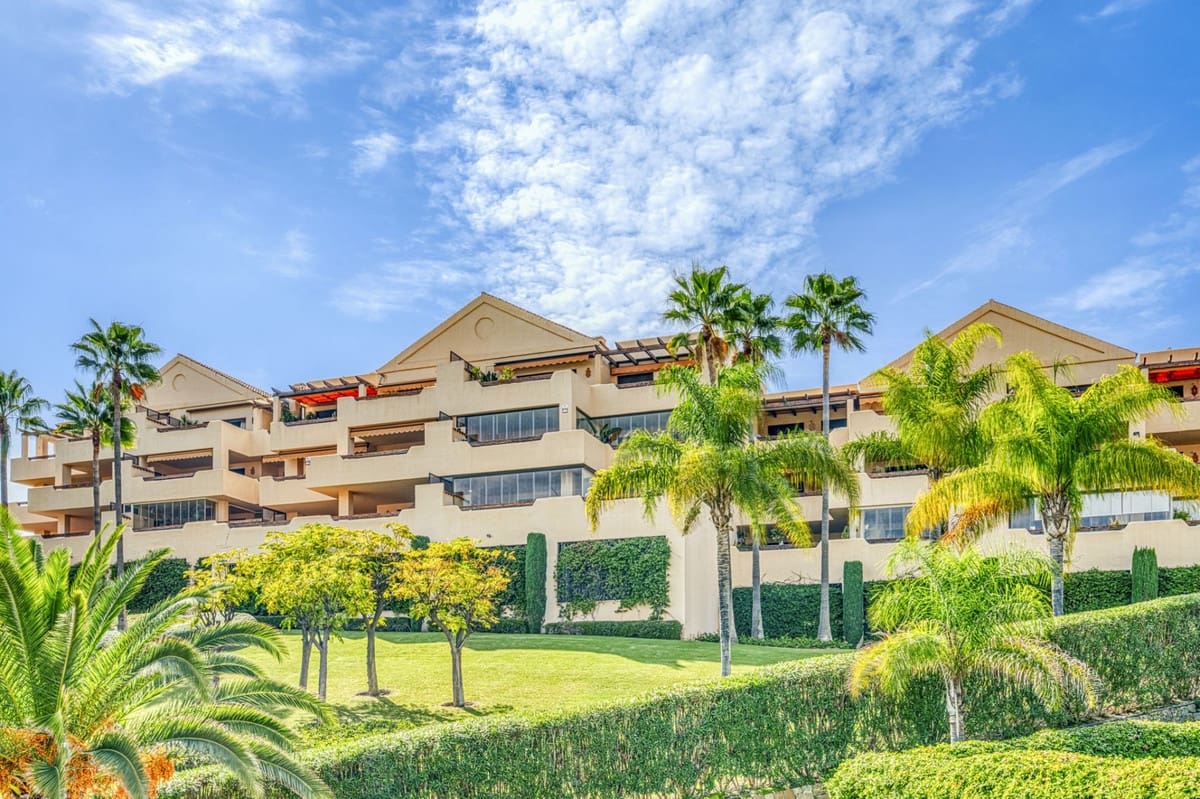 2 bedroom Apartment for sale in Benahavis with pool - € 435,000 (Ref: 9015148)