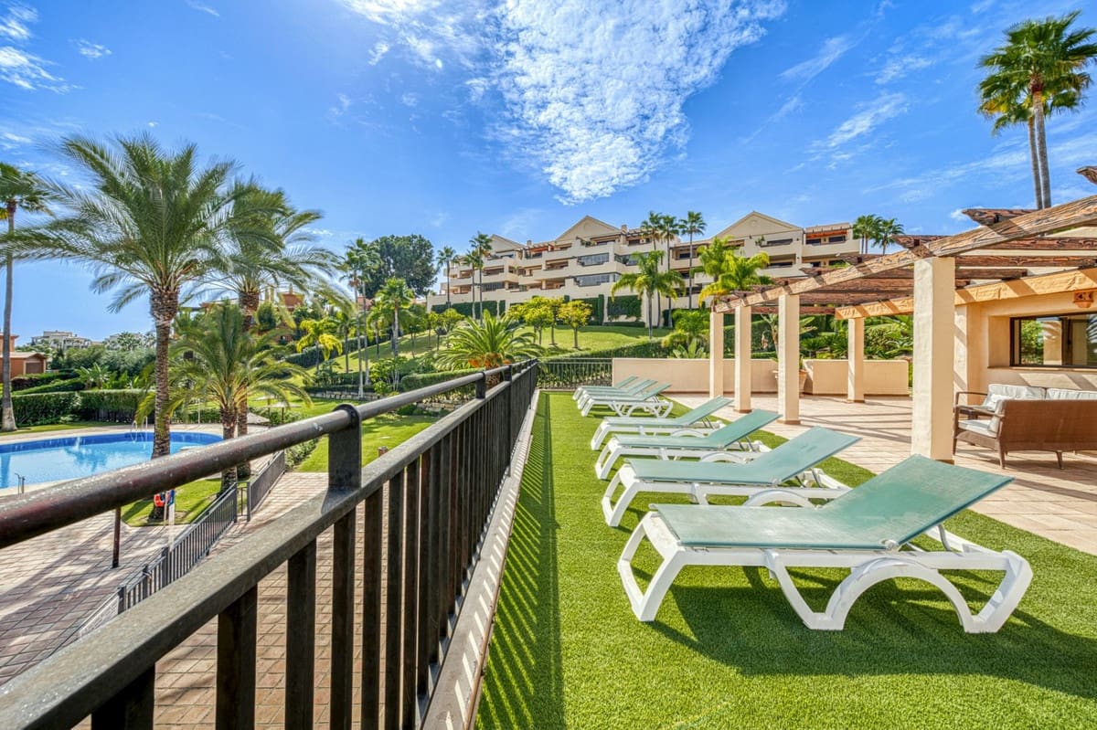 2 bedroom Apartment for sale in Benahavis with pool - € 435,000 (Ref: 9015148)