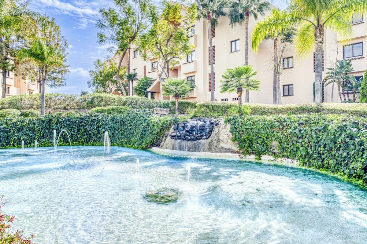 2 bedroom Apartment for sale in Benahavis with pool - € 435,000 (Ref: 9015148)