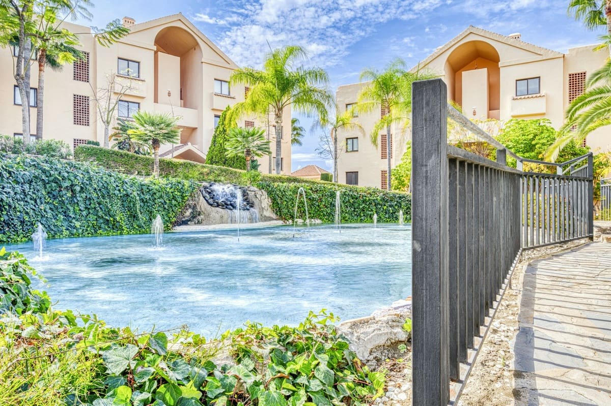 2 bedroom Apartment for sale in Benahavis with pool - € 435,000 (Ref: 9015148)
