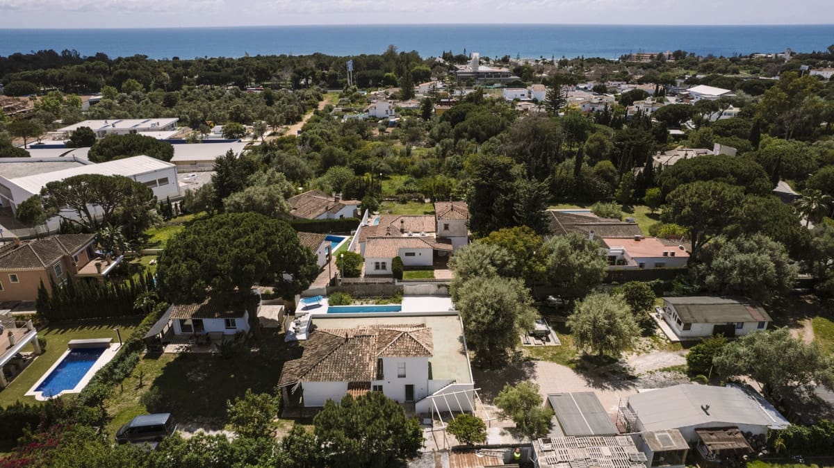 9 soveværelse Villa til salg i Elviria med swimmingpool - € 1.395.000 (Ref: 9015159)