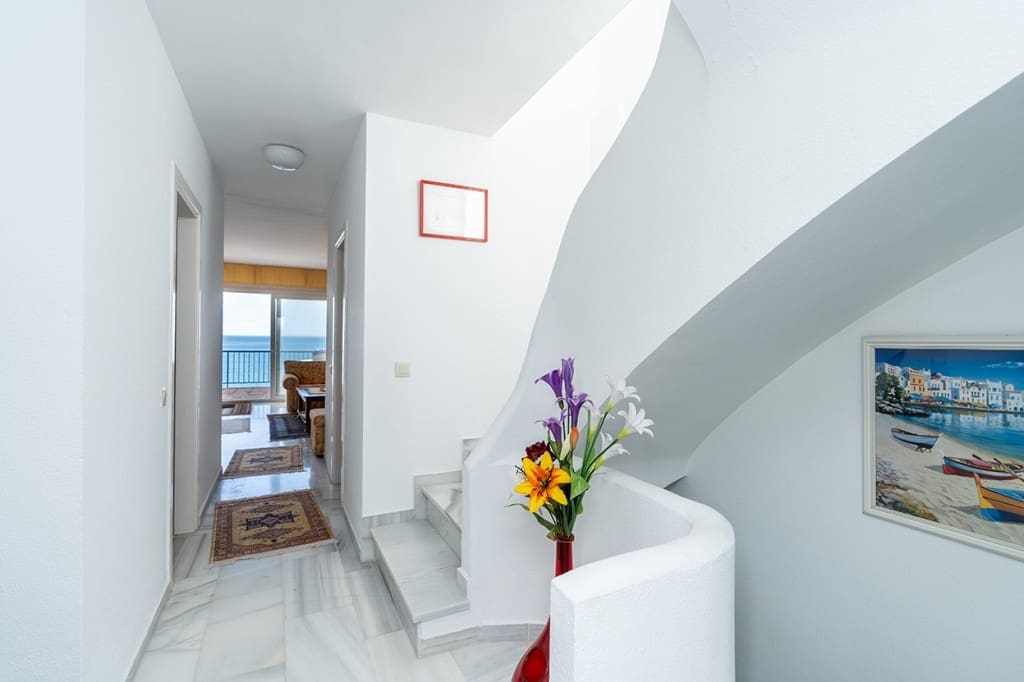 2 bedroom Apartment for sale in Calahonda with pool - € 579,000 (Ref: 9024228)