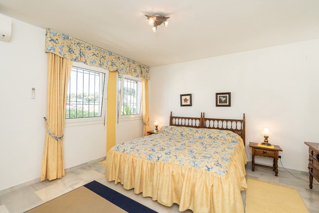 2 bedroom Apartment for sale in Calahonda with pool - € 579,000 (Ref: 9024228)