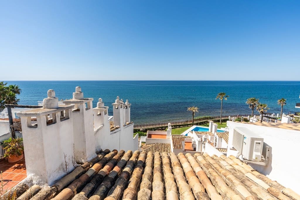 2 bedroom Apartment for sale in Calahonda with pool - € 579,000 (Ref: 9024228)