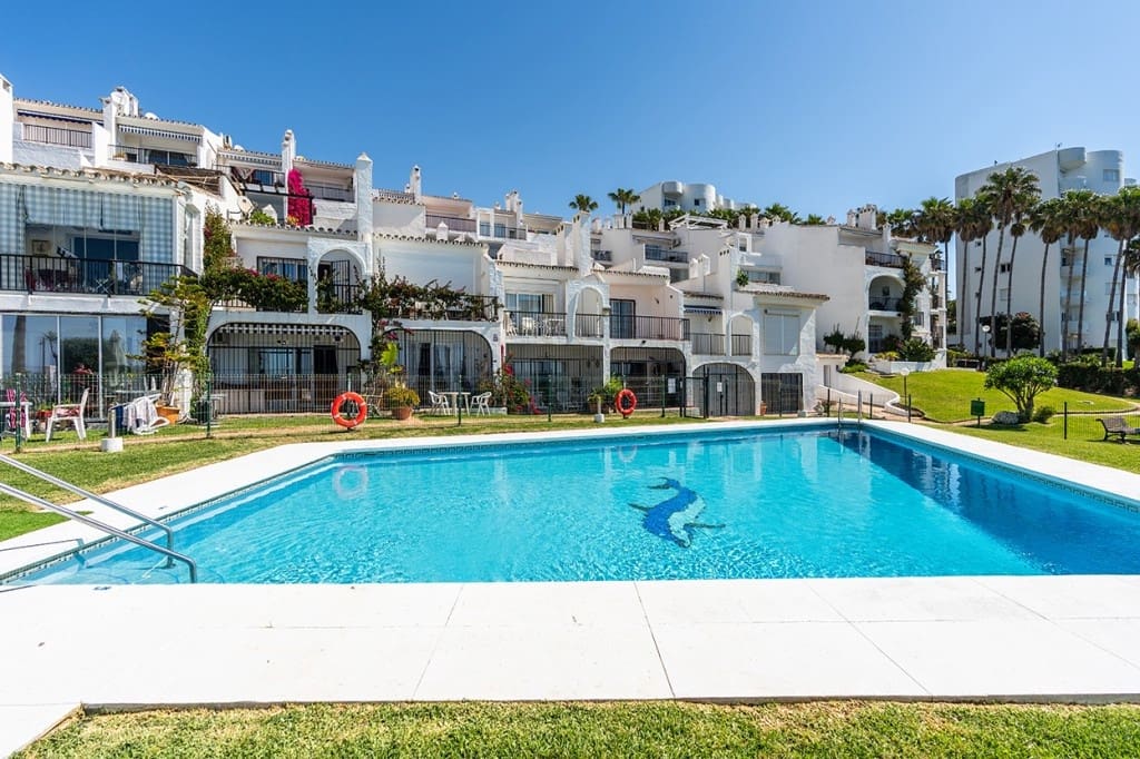 2 bedroom Apartment for sale in Calahonda with pool - € 579,000 (Ref: 9024228)