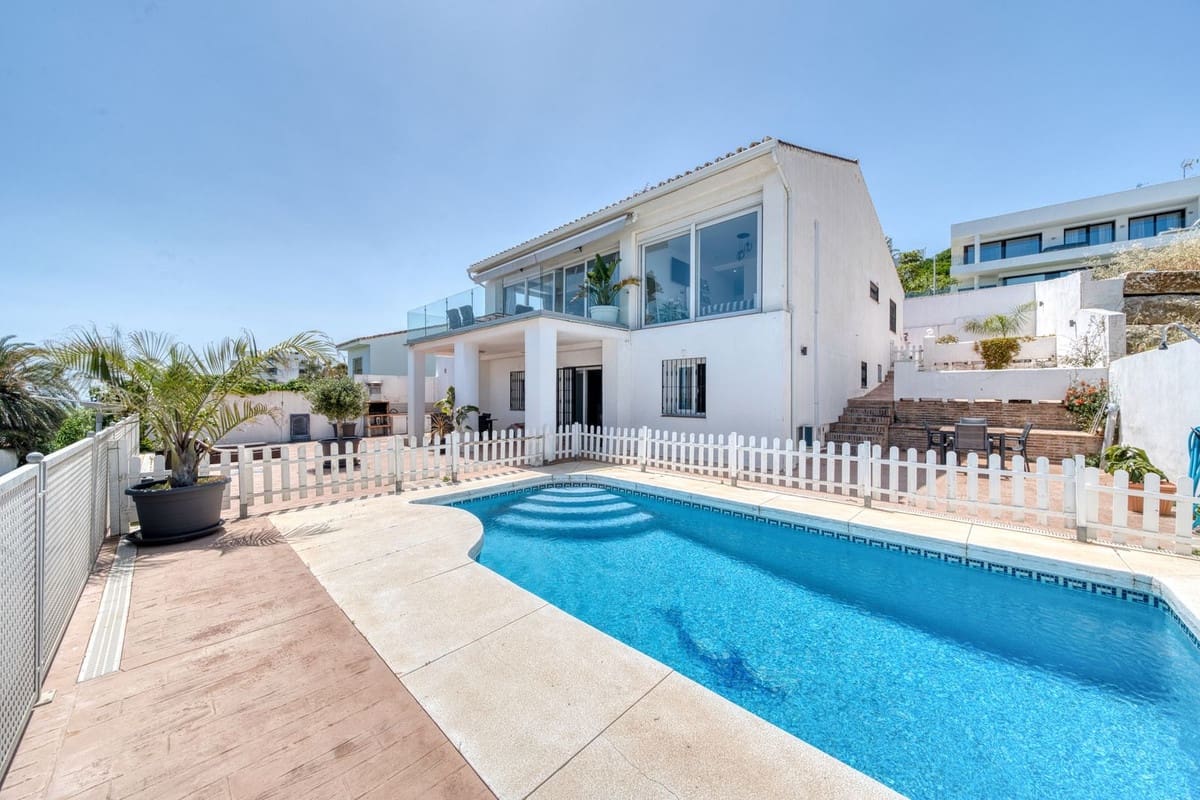 5 soveværelse Villa til salg i Estepona med swimmingpool - € 910.000 (Ref: 9040631)