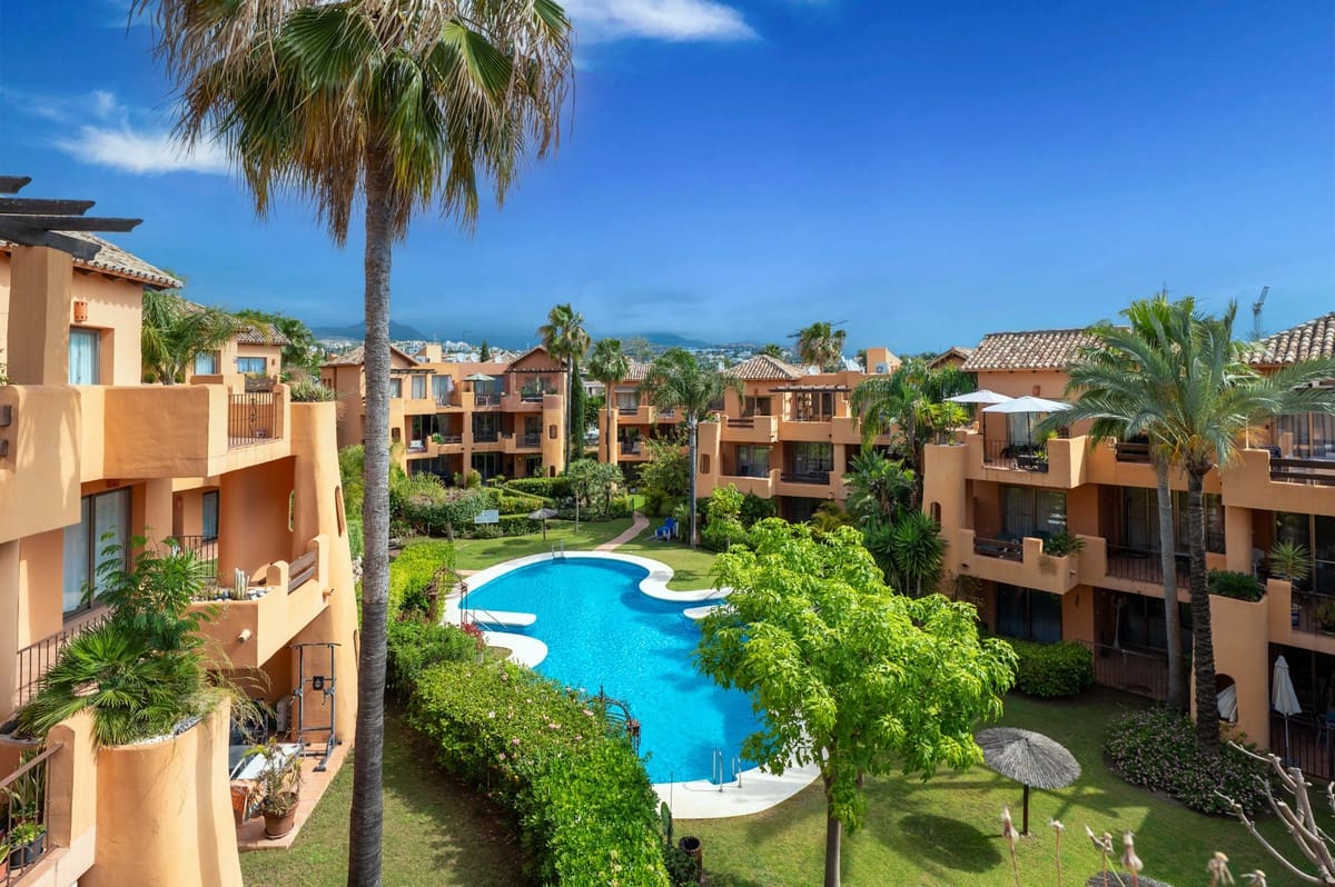2 soveværelse Lejlighed til salg i Estepona med swimmingpool - € 399.000 (Ref: 9040632)