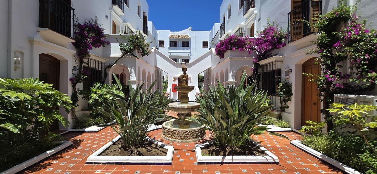 3 soveværelse Byhus til salg i Estepona med swimmingpool - € 615.000 (Ref: 9040635)