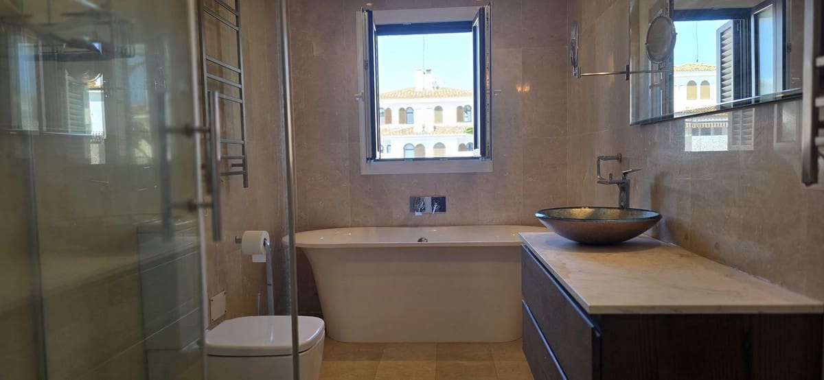 3 soveværelse Byhus til salg i Estepona med swimmingpool - € 615.000 (Ref: 9040635)